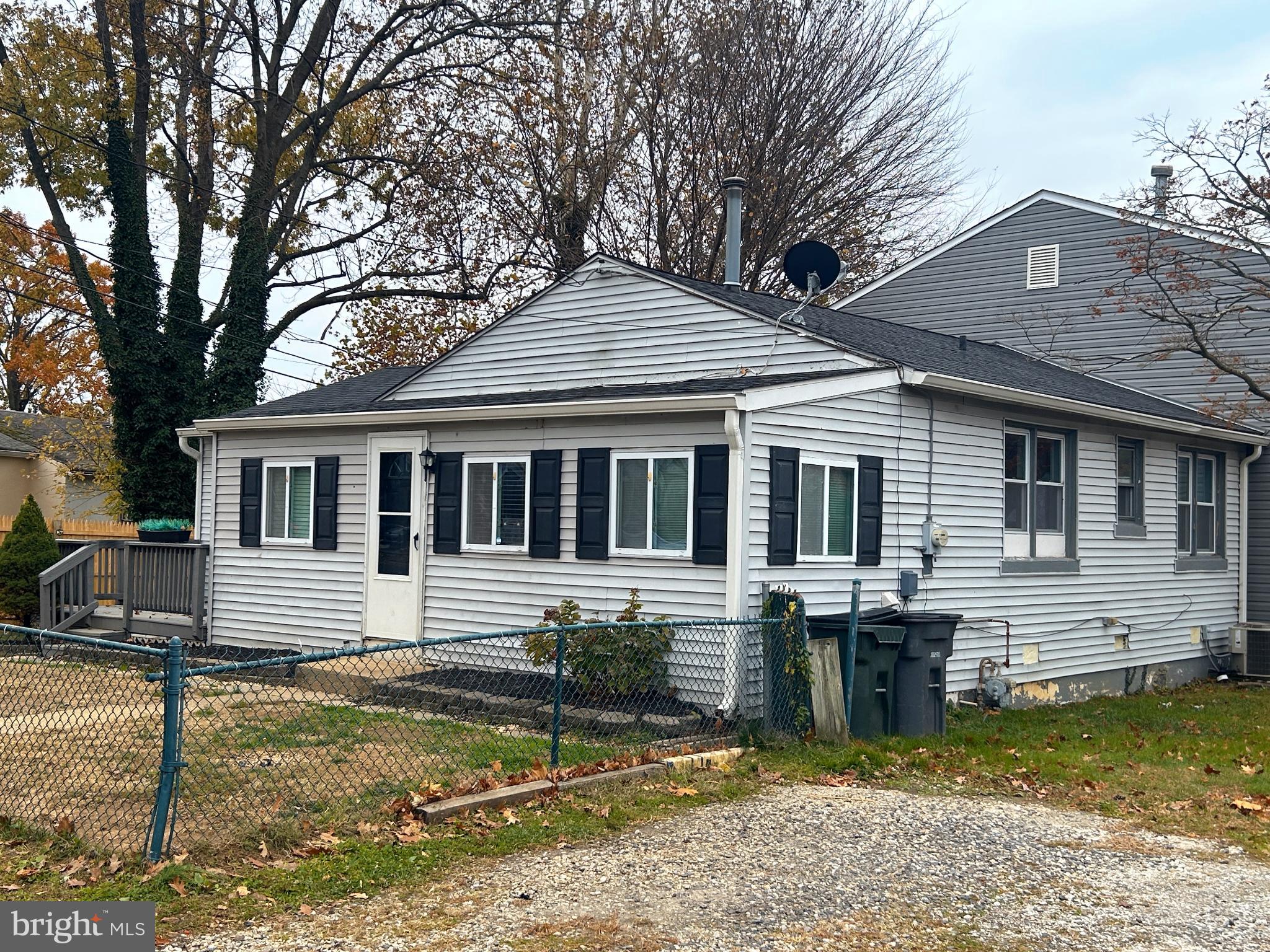 787 Pennsylvania Avenue Wallingford, PA 19086 - Photo 2 of 26 a front view of a house with garden
