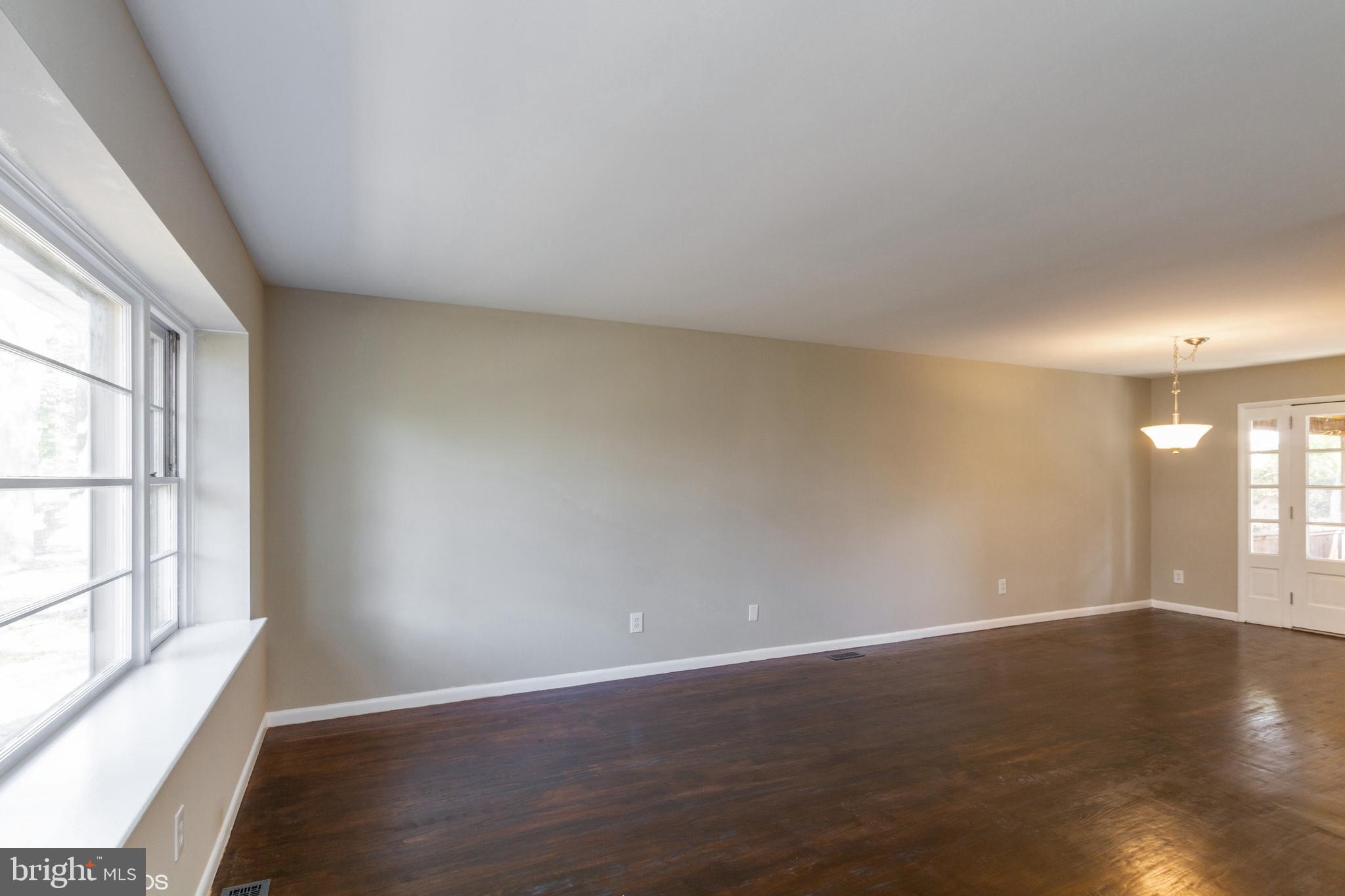 122 Devon Road Chalfont, PA 18914 - Photo 3 of 25 Living Room