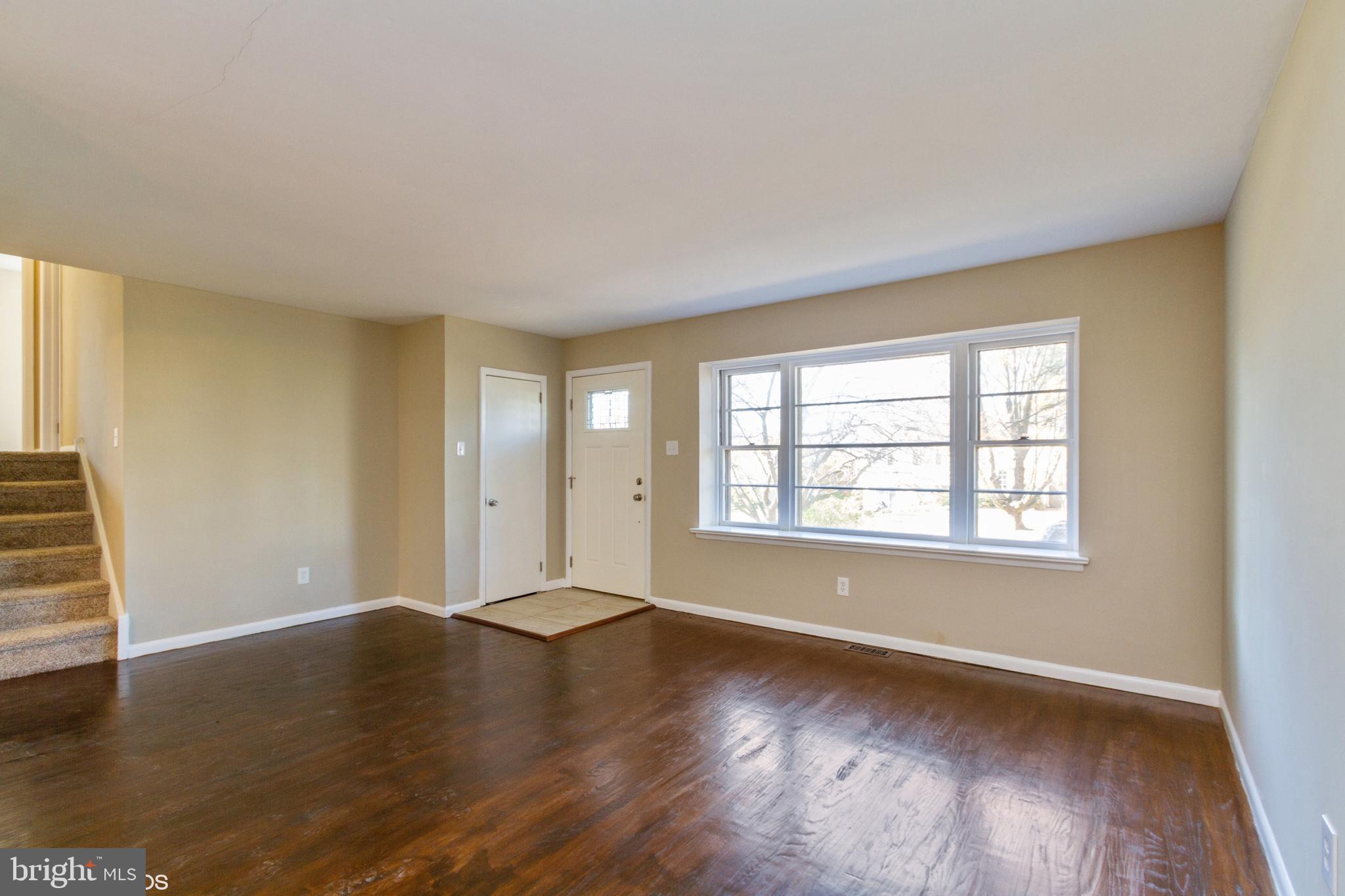 122 Devon Road Chalfont, PA 18914 - Photo 5 of 25 Living Room