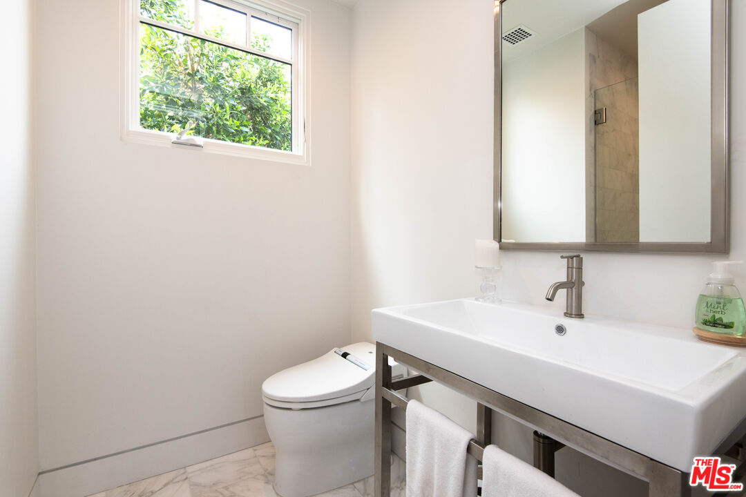 13705 Romany Drive Pacific Palisades, CA 90272 - Photo 22 of 54 a bathroom with a sink a toilet and a mirror
