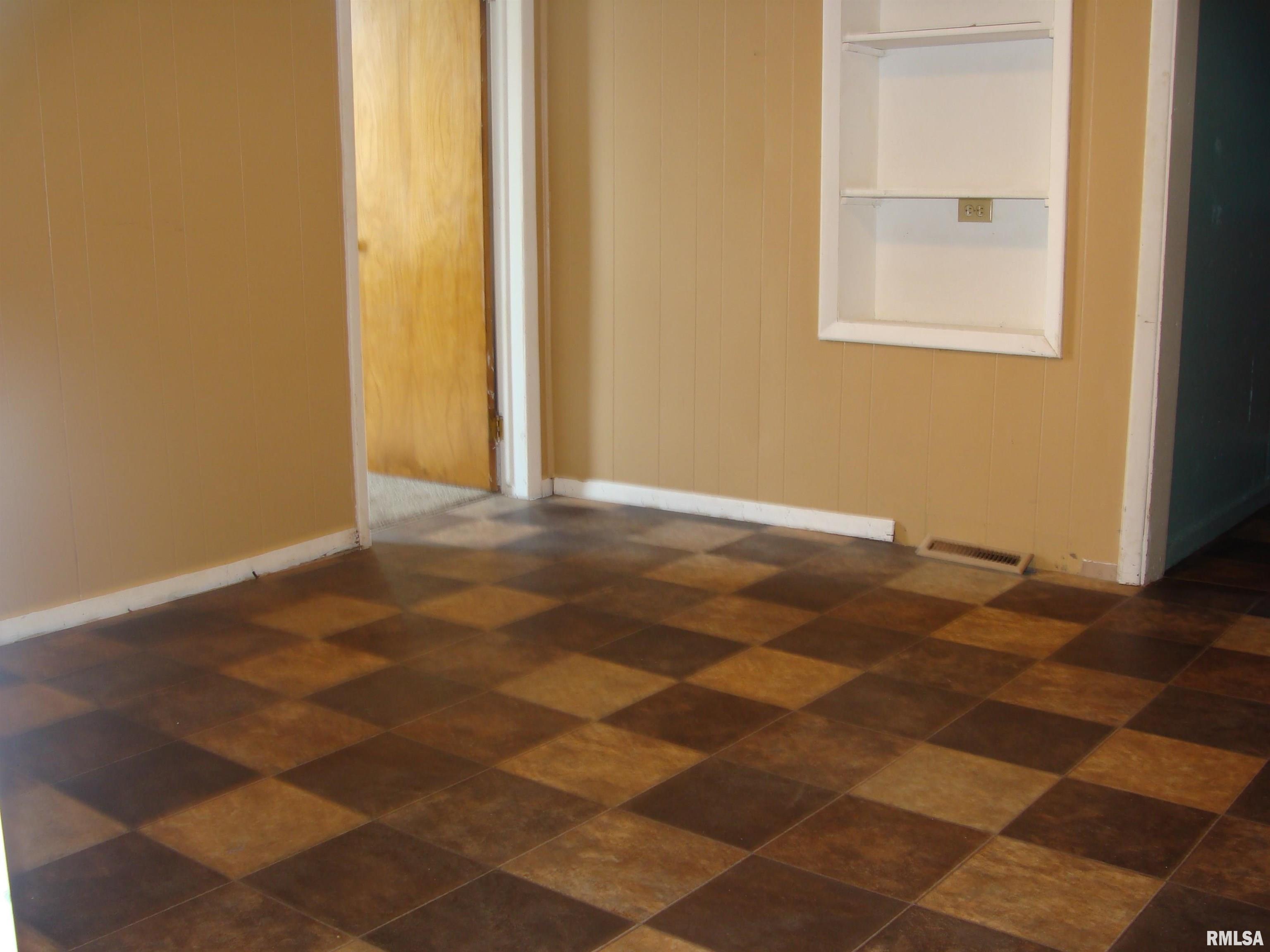 487 North Elmwood Road Farmington, IL 61531 - Photo 14 of 22 Gallery Image 14