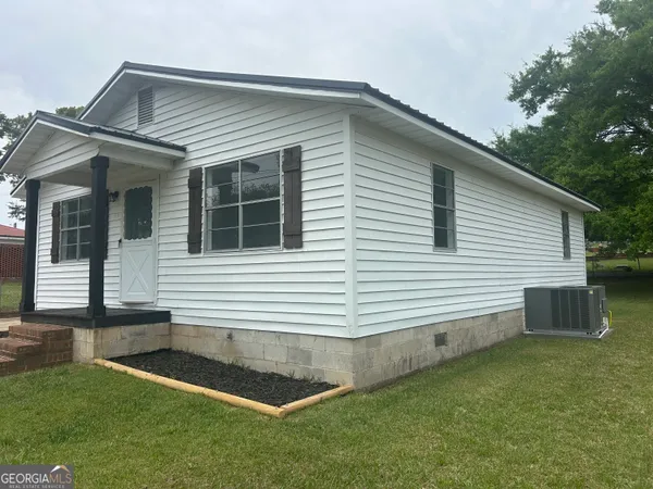 a view of a house with a backyard