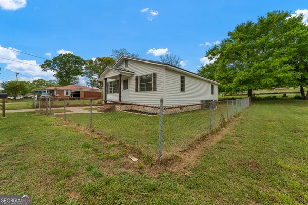 a view of a house with a yard