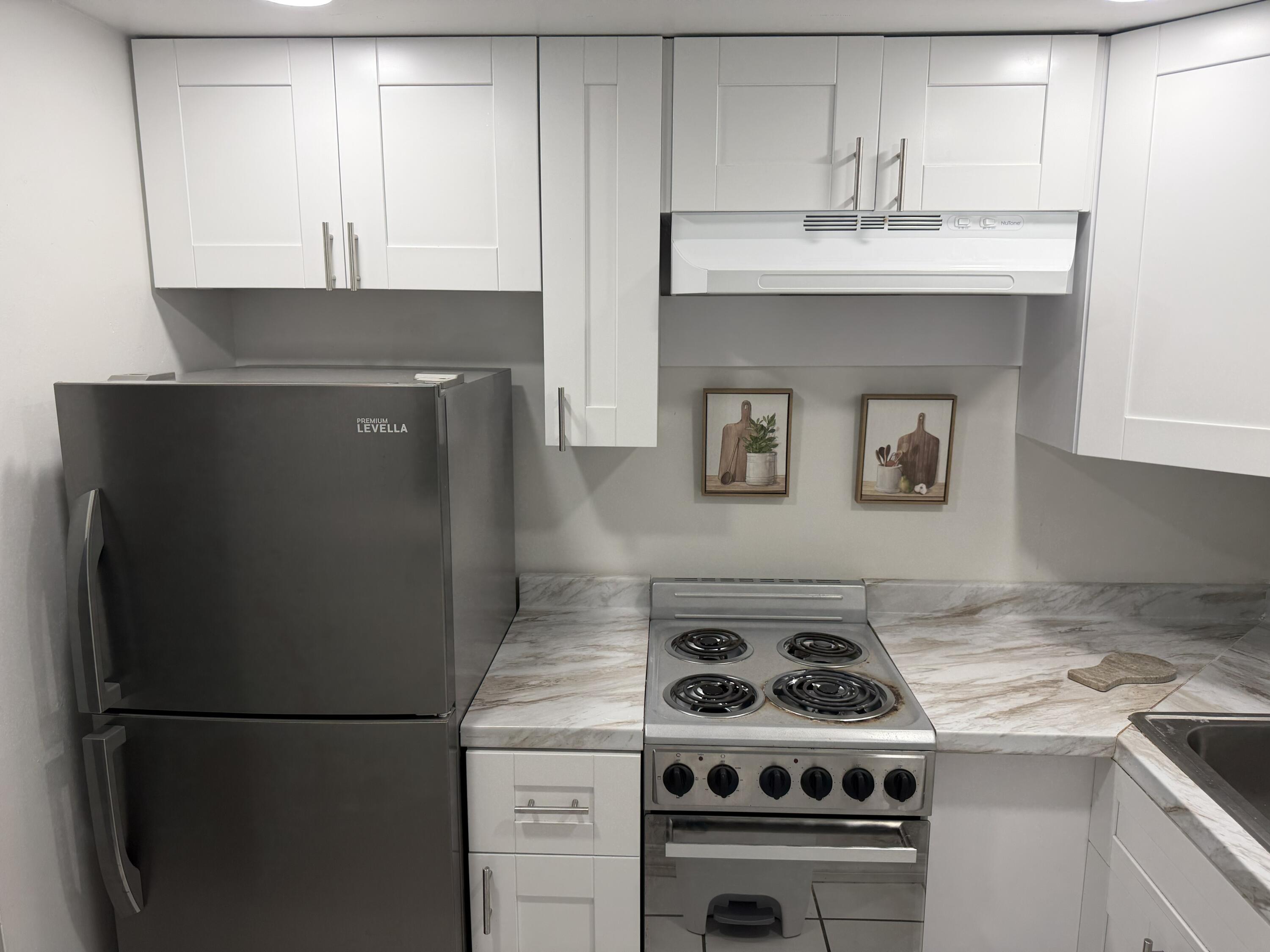 811 Southeast 16th Street Fort Lauderdale, FL 33316 - Photo 17 of 25 a kitchen with a stove and a refrigerator