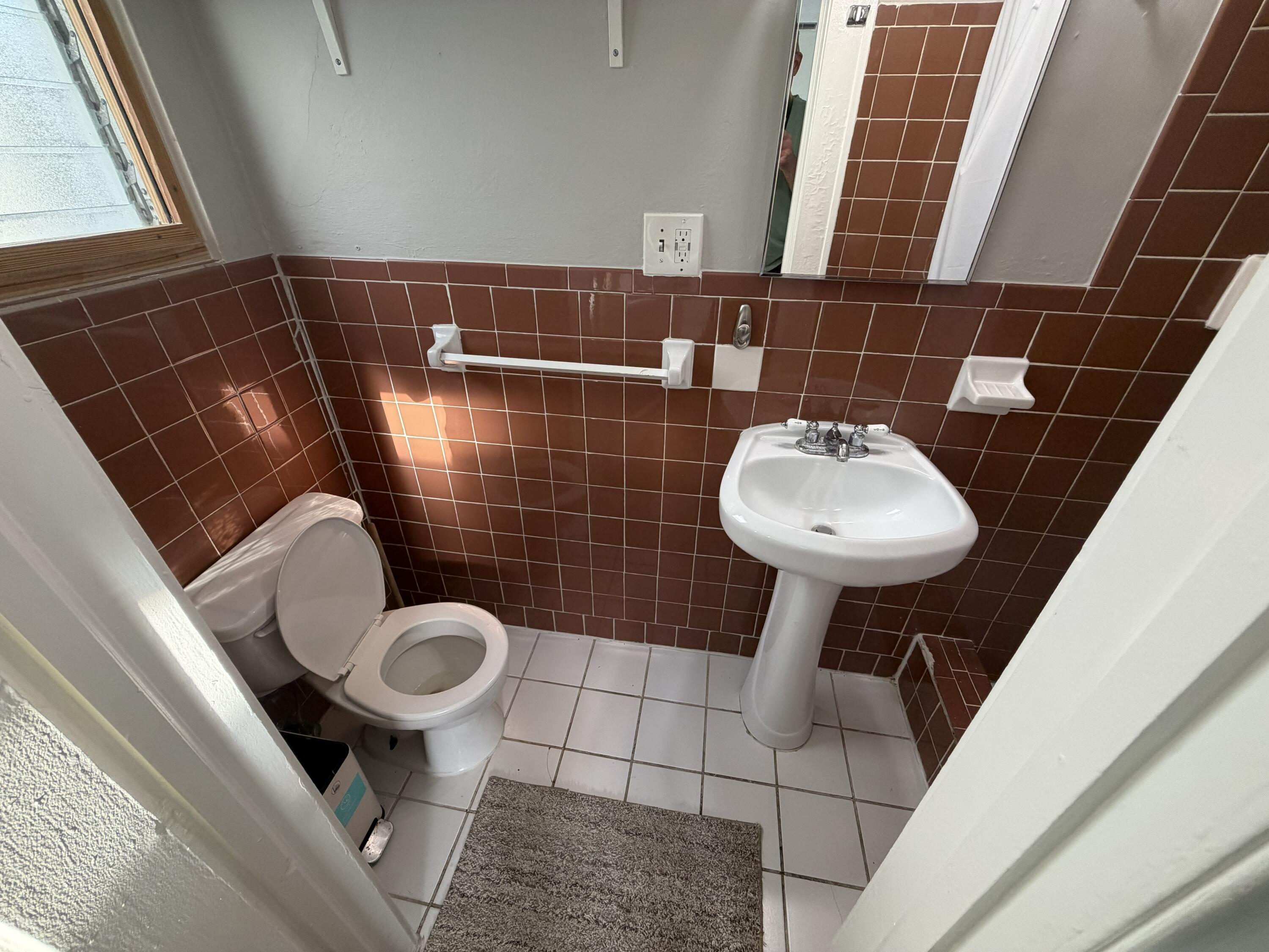 811 Southeast 16th Street Fort Lauderdale, FL 33316 - Photo 23 of 25 a bathroom with a sink and a toilet