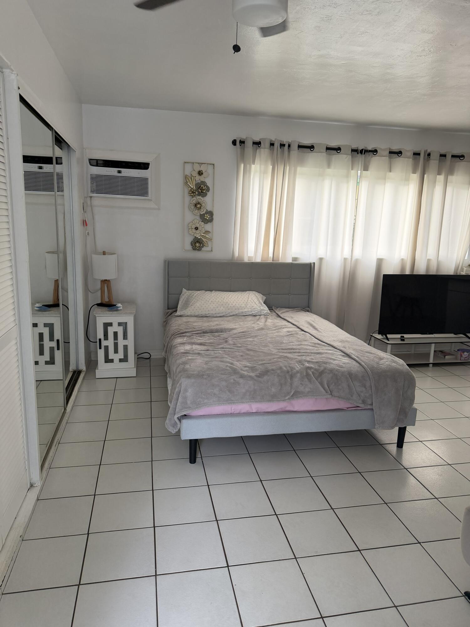 811 Southeast 16th Street Fort Lauderdale, FL 33316 - Photo 7 of 25 a bedroom with a bed and a window