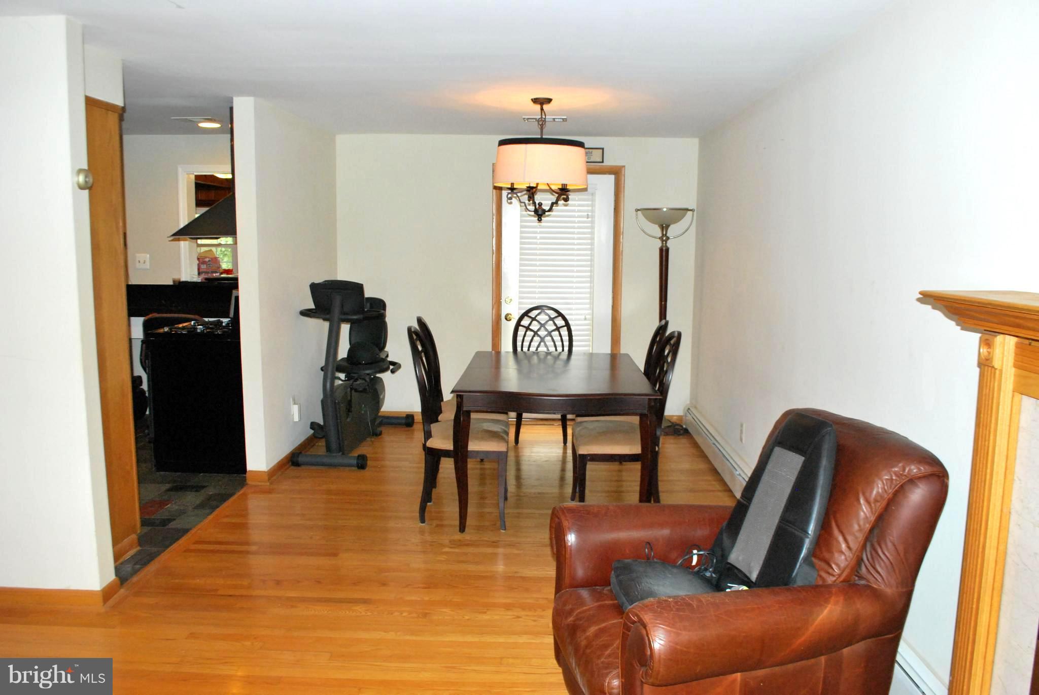 1052 Utterback Store Road Great Falls, VA 22066 - Photo 7 of 30 Living Room