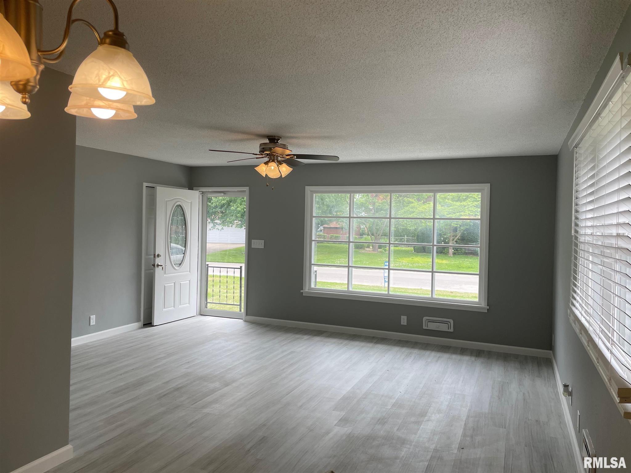 9 Meadowlark Lane Springfield, IL 62702 - Photo 2 of 19