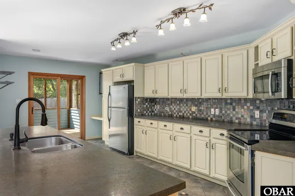 $565,000 | 108 Watersedge Drive, Kill Devil Hills, NC 27948