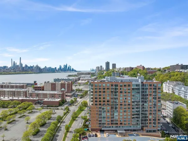$675,000 | 310 Hudson Park, Unit 310, Edgewater, NJ 07020