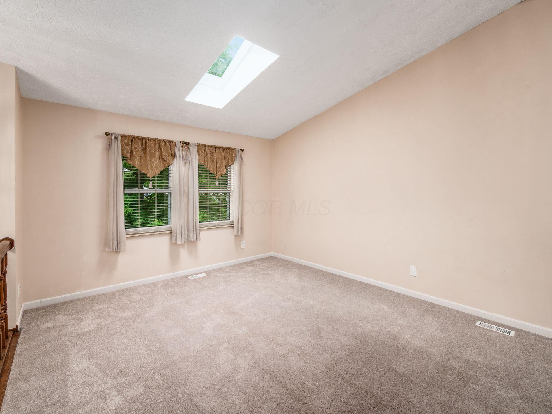24 Ridgedale Court Powell, OH 43065 - Photo 6 of 36 Living Room