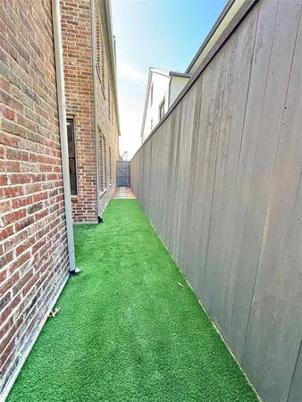 a view of a back yard