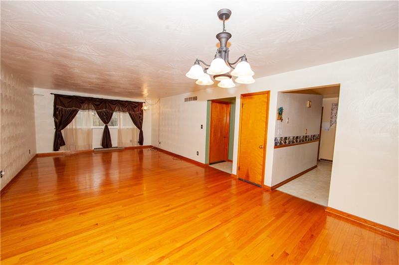 408 Saxonburg Road Butler, PA 16002 - Photo 4 of 18