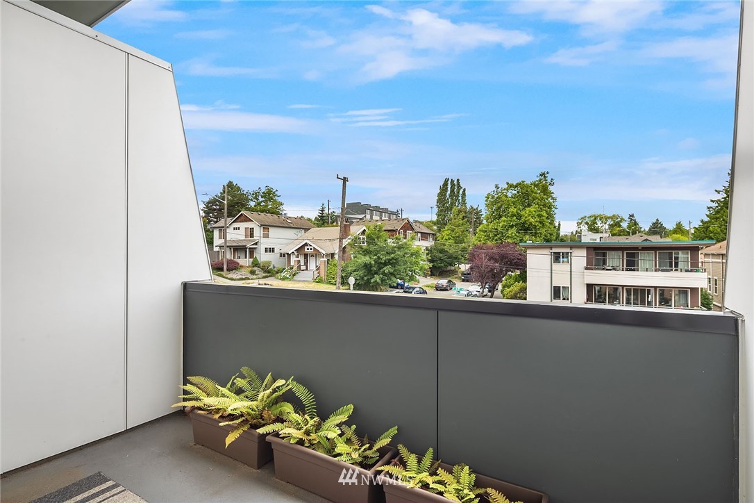 983 North 45th Street Seattle, WA 98103 - Photo 25 of 32 a balcony with with the garden view