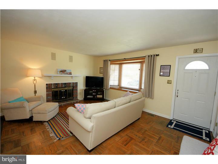 10 Sun Valley Road Hamilton Square, NJ 08690 - Photo 5 of 25 Living Room