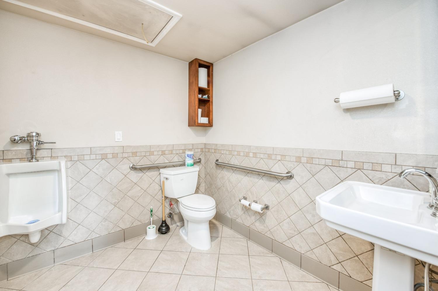 30128 Auberry Road Prather, CA 93651 - Photo 78 of 99 a bathroom with a sink a toilet and a bathtub