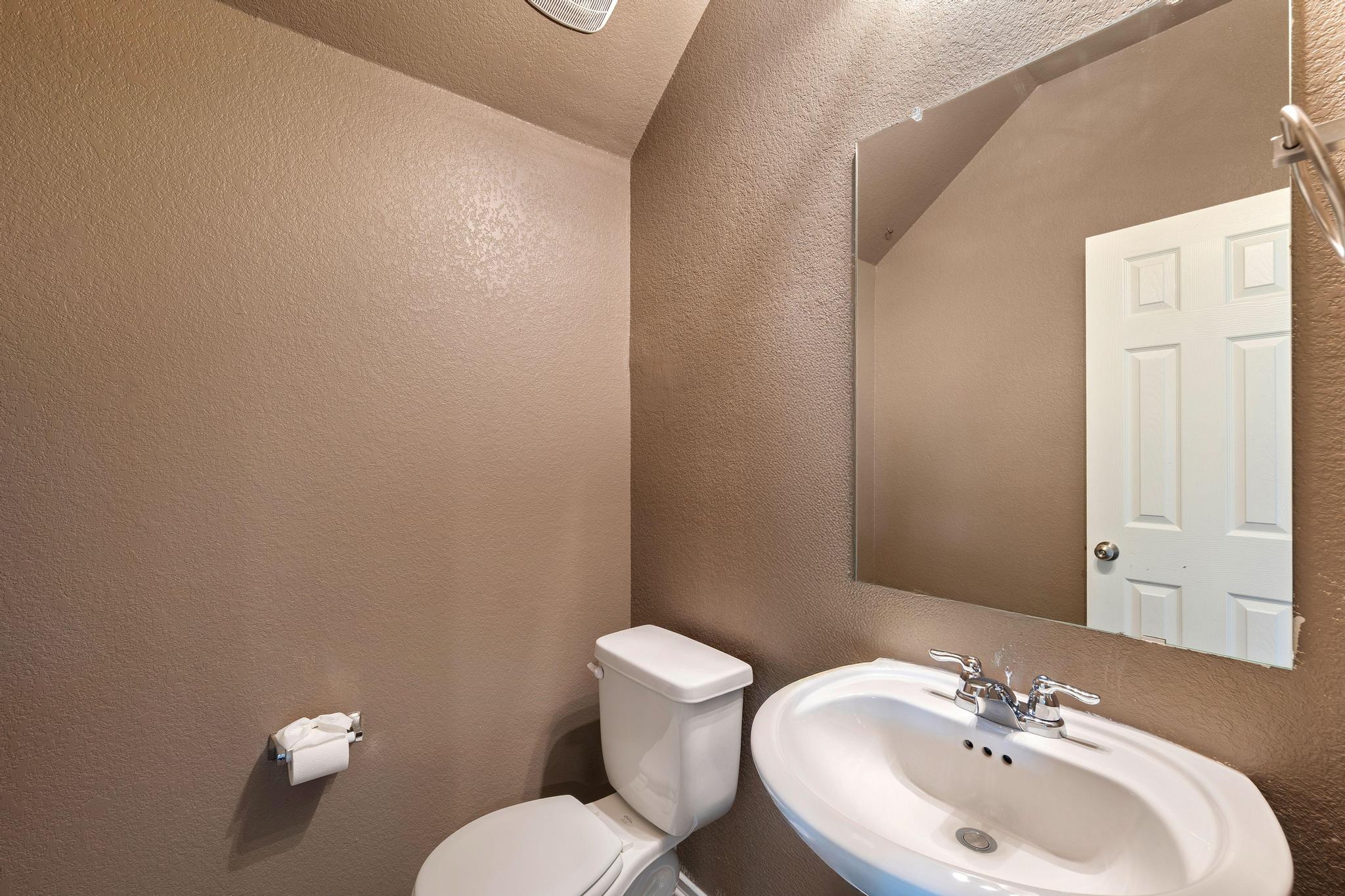 217 Innisfree Road Jarrell, TX 76537 - Photo 7 of 39 1/2 bath downstairs