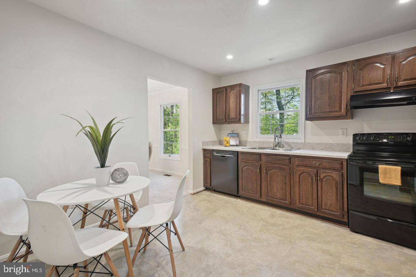100 Summit Hall Road Gaithersburg, MD 20877 - Photo 8 of 28 Table space kitchen