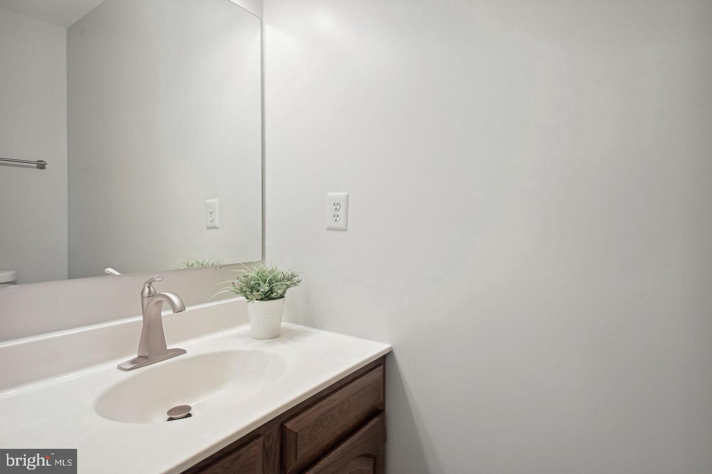 100 Summit Hall Road Gaithersburg, MD 20877 - Photo 10 of 28 Powder room on first floor