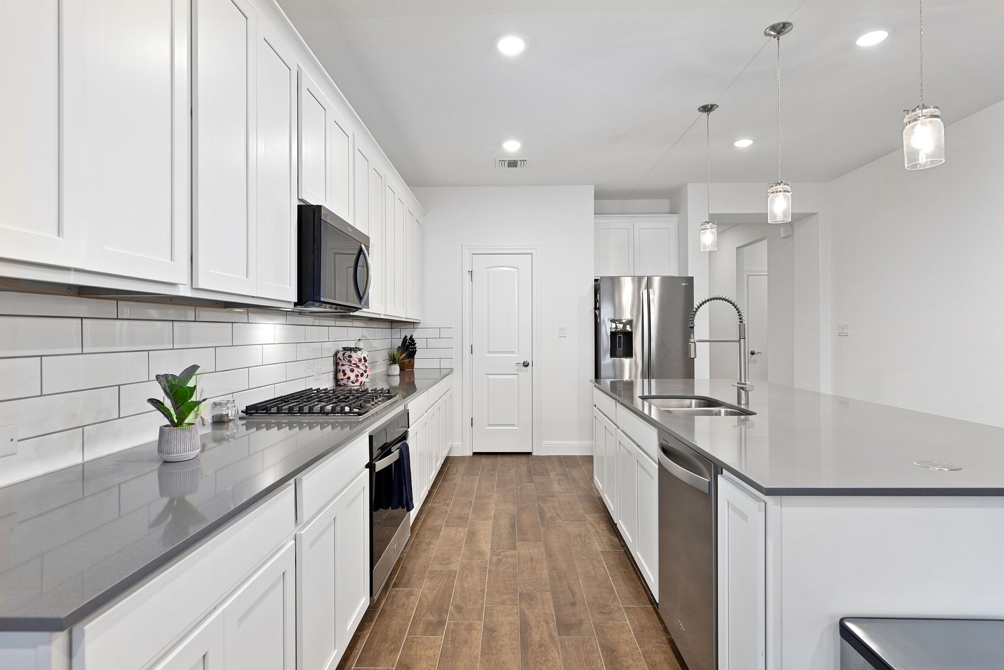 116 Raleigh Drive Georgetown, TX 78633 - Photo 5 of 28 Clean lines and a spacious layout define this modern culinary space.