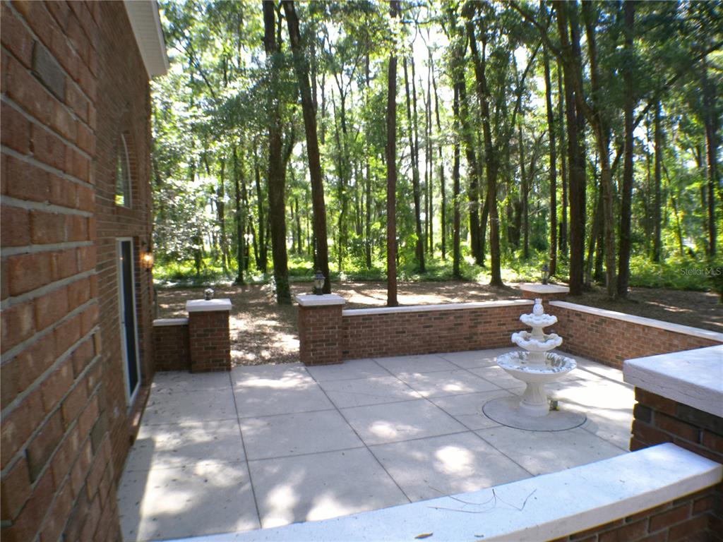 415 Southeast 123rd Street Road Ocala, FL 34480 - Photo 33 of 50 a view of a street with benches and trees