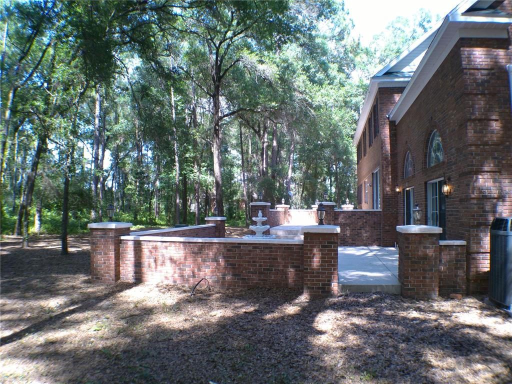 415 Southeast 123rd Street Road Ocala, FL 34480 - Photo 37 of 50 a view of backyard with outdoor seating and plants