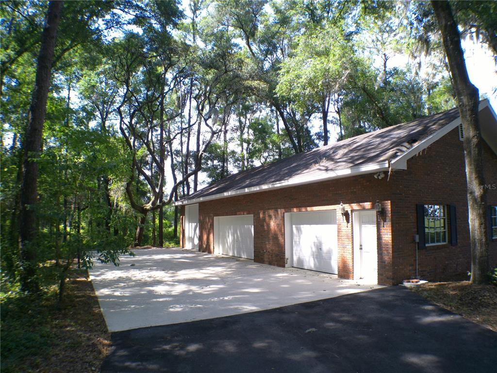 415 Southeast 123rd Street Road Ocala, FL 34480 - Photo 4 of 50 a view of a building with a trees