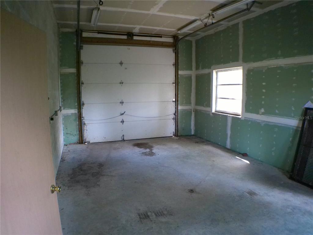 415 Southeast 123rd Street Road Ocala, FL 34480 - Photo 49 of 50 a view of room and window