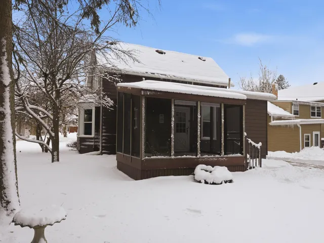 $198,800 | 617 North 7th Street, Manitowoc, WI 54220