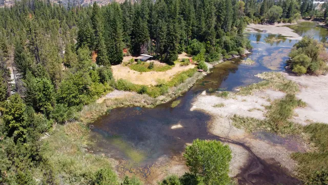 a view of a pathway with a yard