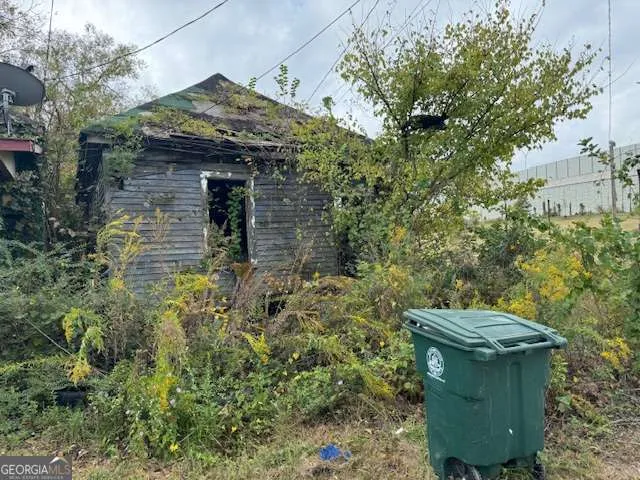 a view of a bird of the house