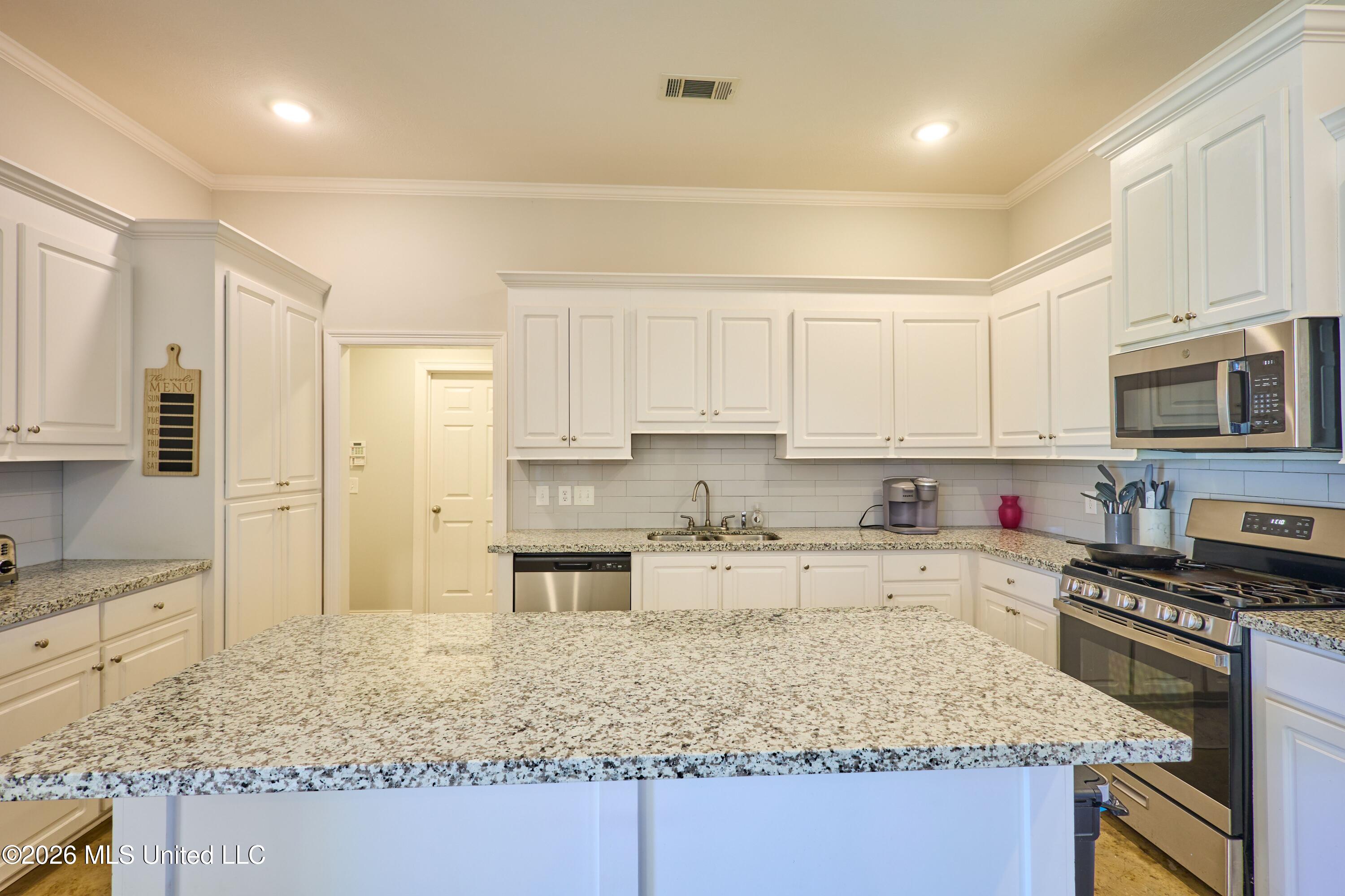 115 Rotherfield Place Canton, MS 39046 - Photo 7 of 16 115 Rotherfeild 3