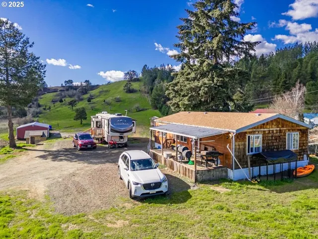 $379,500 | 1682 East Riverside Drive, Myrtle Creek, OR 97457