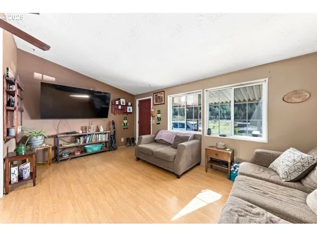 $379,500 | 1682 East Riverside Drive, Myrtle Creek, OR 97457