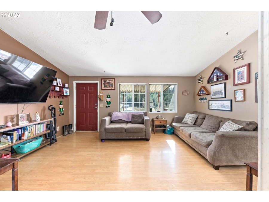 1682 East Riverside Drive Myrtle Creek, OR 97457 - Photo 12 of 32