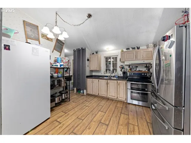 $379,500 | 1682 East Riverside Drive, Myrtle Creek, OR 97457