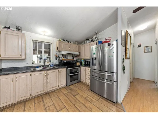 $379,500 | 1682 East Riverside Drive, Myrtle Creek, OR 97457