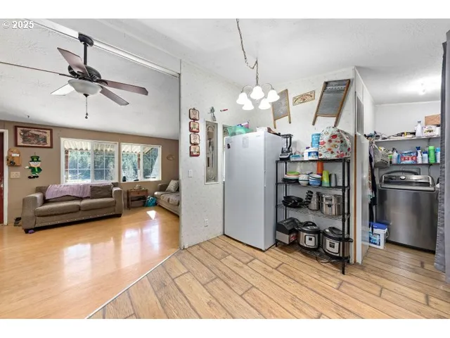 $379,500 | 1682 East Riverside Drive, Myrtle Creek, OR 97457