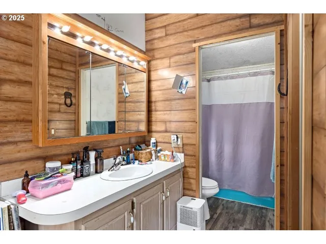 $379,500 | 1682 East Riverside Drive, Myrtle Creek, OR 97457