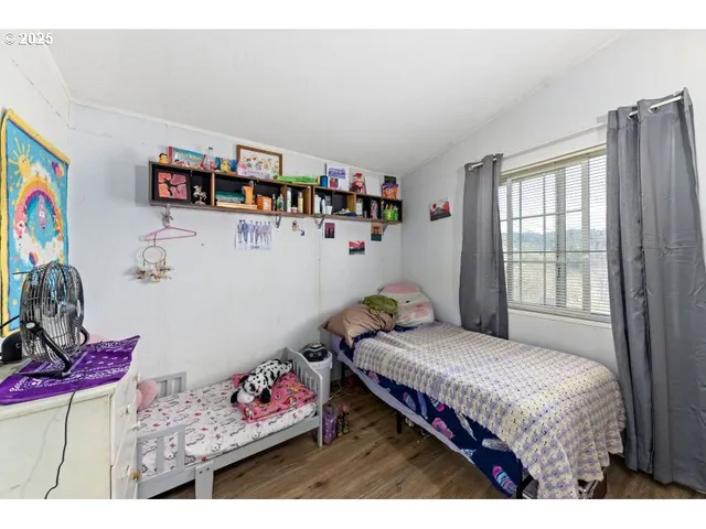 $379,500 | 1682 East Riverside Drive, Myrtle Creek, OR 97457