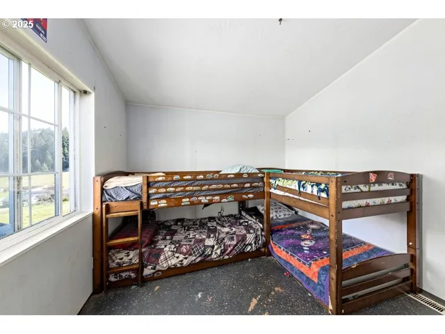 $379,500 | 1682 East Riverside Drive, Myrtle Creek, OR 97457