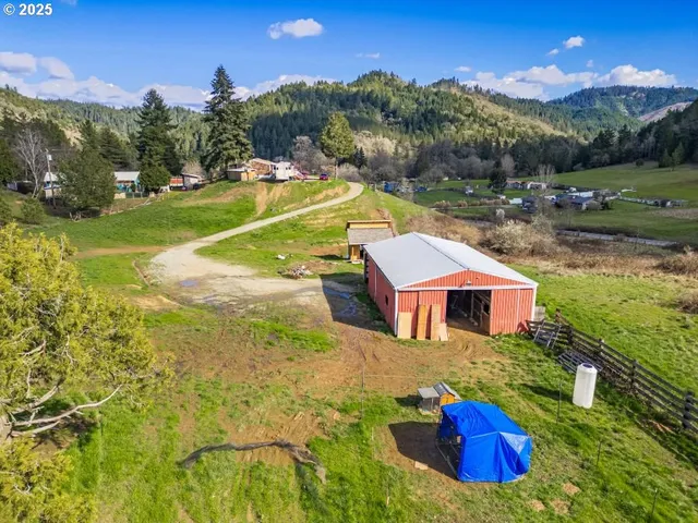 $379,500 | 1682 East Riverside Drive, Myrtle Creek, OR 97457