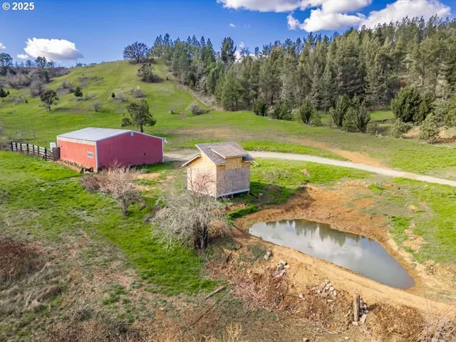 $379,500 | 1682 East Riverside Drive, Myrtle Creek, OR 97457