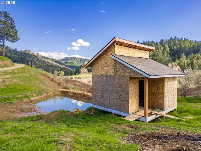 $379,500 | 1682 East Riverside Drive, Myrtle Creek, OR 97457