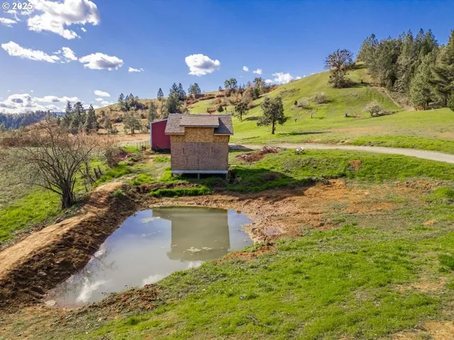 $379,500 | 1682 East Riverside Drive, Myrtle Creek, OR 97457