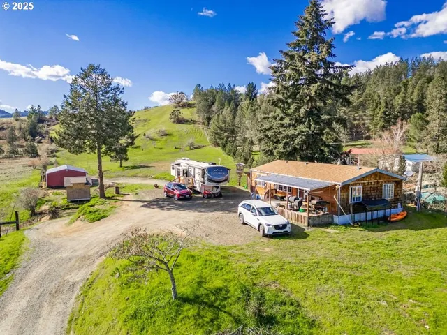 $379,500 | 1682 East Riverside Drive, Myrtle Creek, OR 97457