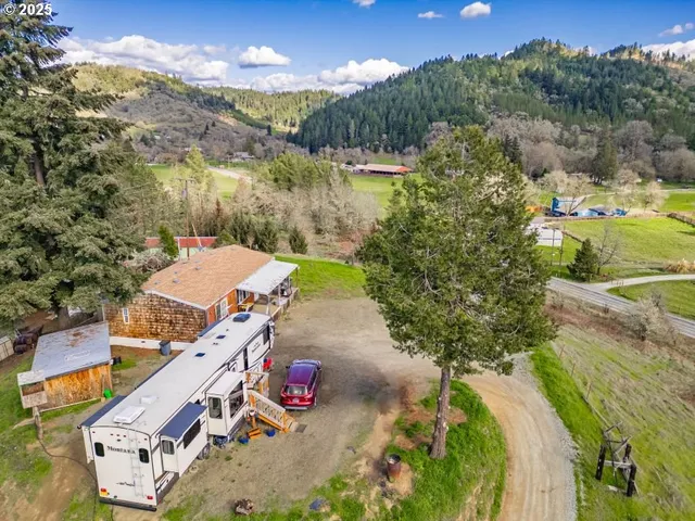 $379,500 | 1682 East Riverside Drive, Myrtle Creek, OR 97457