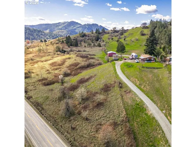 $379,500 | 1682 East Riverside Drive, Myrtle Creek, OR 97457