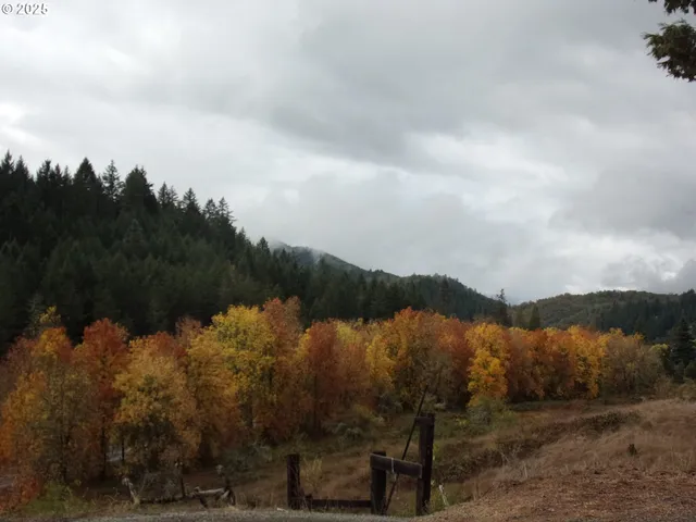 $379,500 | 1682 East Riverside Drive, Myrtle Creek, OR 97457