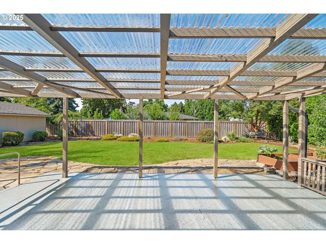 a view of a backyard